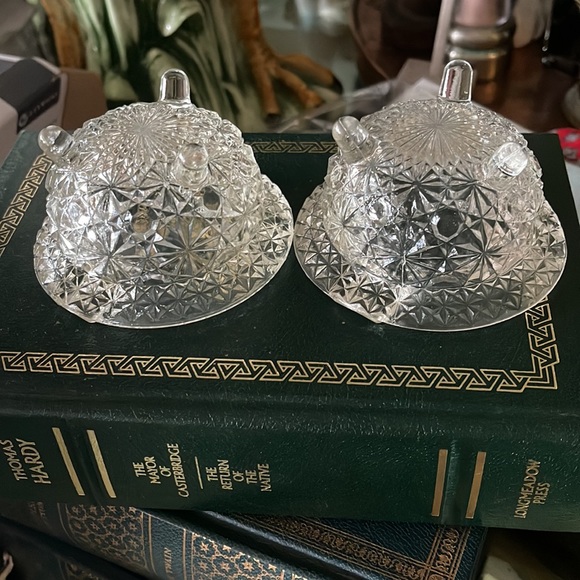 Footed cut crystal vintage ashtrays 4” by 2” very elegant difficult to capture - Picture 3 of 10